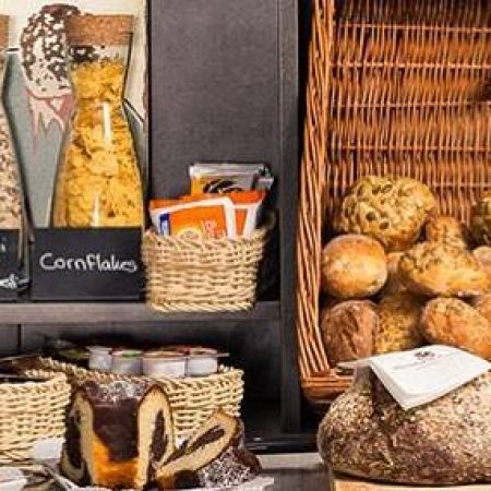 Frühstück mit frischen Brötchen und Brot