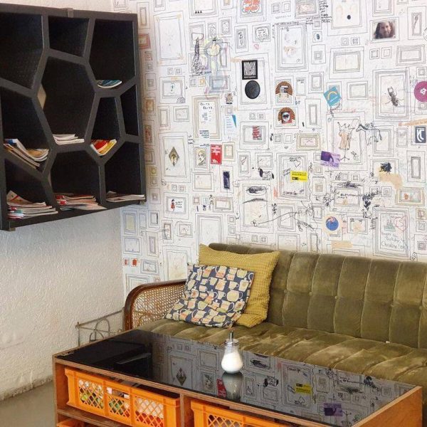 Gemütliche Chillecke im Mildners mit alter Couch