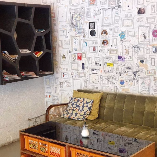 Gemütliche Chillecke im Mildners mit alter Couch