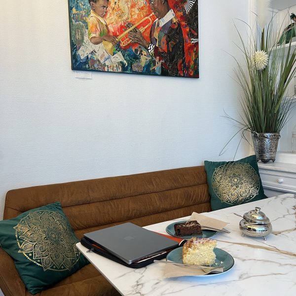 Künstler stellen im Café Ly ihre Gemälde aus