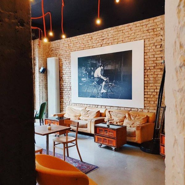 Innen ist das Mildners gemütlich eingerichtet und hat auch einige Bilder an der Wand mit Couches davor, die zum abhängen einladen