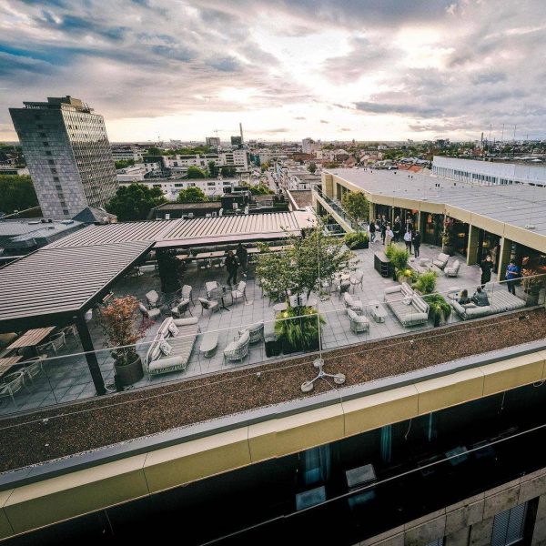 ein Blick von oben auf die JIL Rooftop Bar Heidelberg