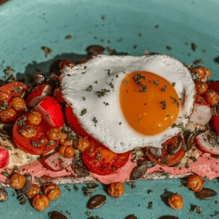 Pink Hummus Brot zum Brunch im Nana Heidelberg