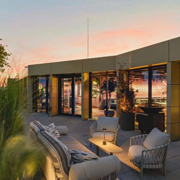 schönes Ambiente auf der Dachterrasse während der Dämmerung