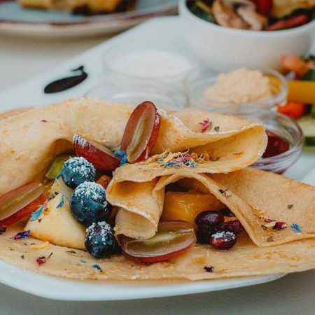 Schwarzer Wal Vegan Brunch Heidelberg mit veganem Pfannkuchen und Obst