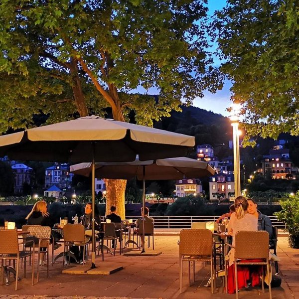 Sommerterrasse Frollein Bent am Abend