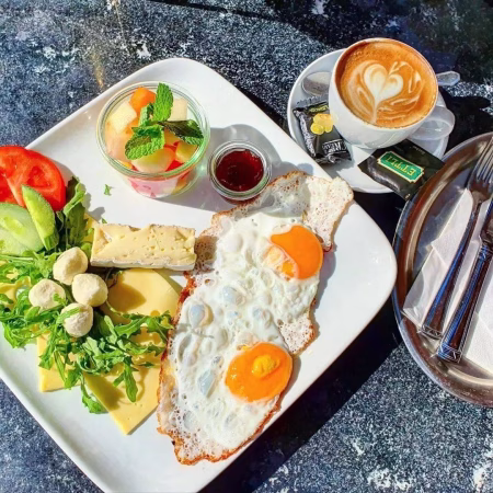 Klassisches Frühstück mit Spiegelei