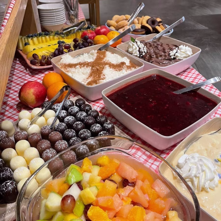 Suesse-Nachspeise-auf-dem-Fruehstueck-Buffet.jpg