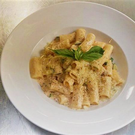 Tortiglioni mit gebratenes Zucchini in Rahm und Pecorino im Zafferano italienisches Restaurant
