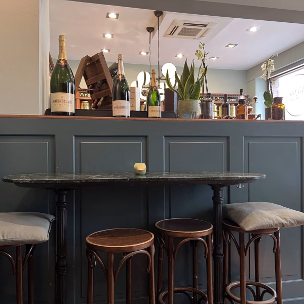 Tresen mit Hocker oben im Café