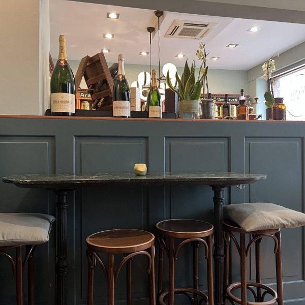 Tresen mit Hocker oben