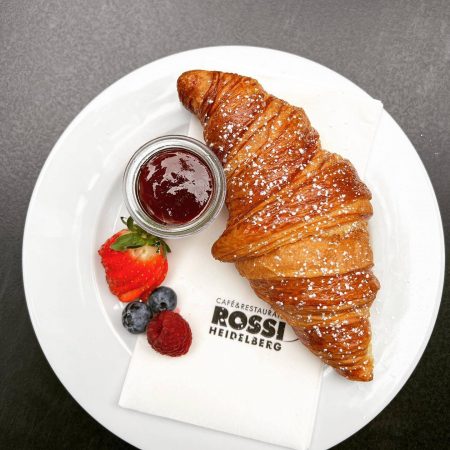 Französisches Croissant mit Marmelade