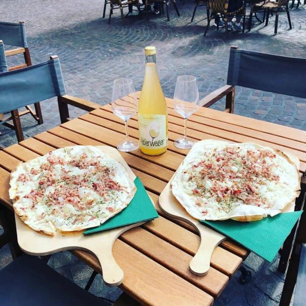 Zum Drink gibt's leckeren Flammkuchen