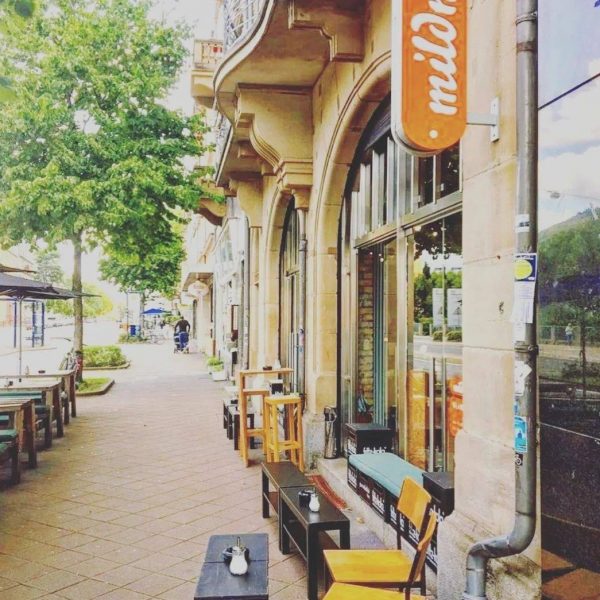 auch draußen kannst du bei gutem Wetter entspannt deinen Kaffee in Heidelberg genießen - hier gibt es genug Sitzplätze vor dem Laden