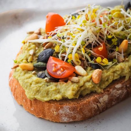 brunch mit smashed peas on bread im zuckerrohr