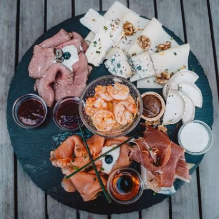 große Platte zum Frühstück