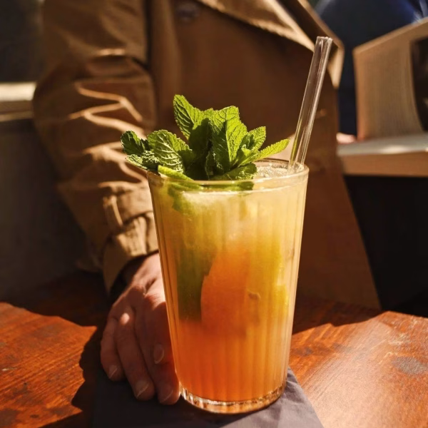 hausgemachte Rharbarber-Minz Limonade auf der Getränkekarte (saisonal)