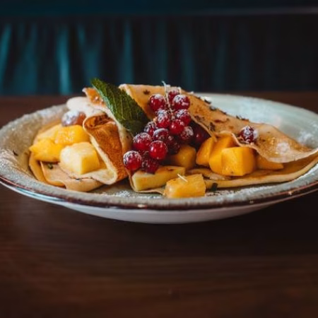pancakes mit früchten im walfisch