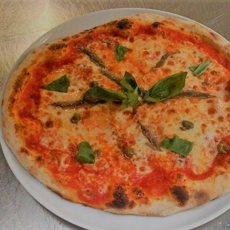 pizza napoletana mit kapern und sardellen